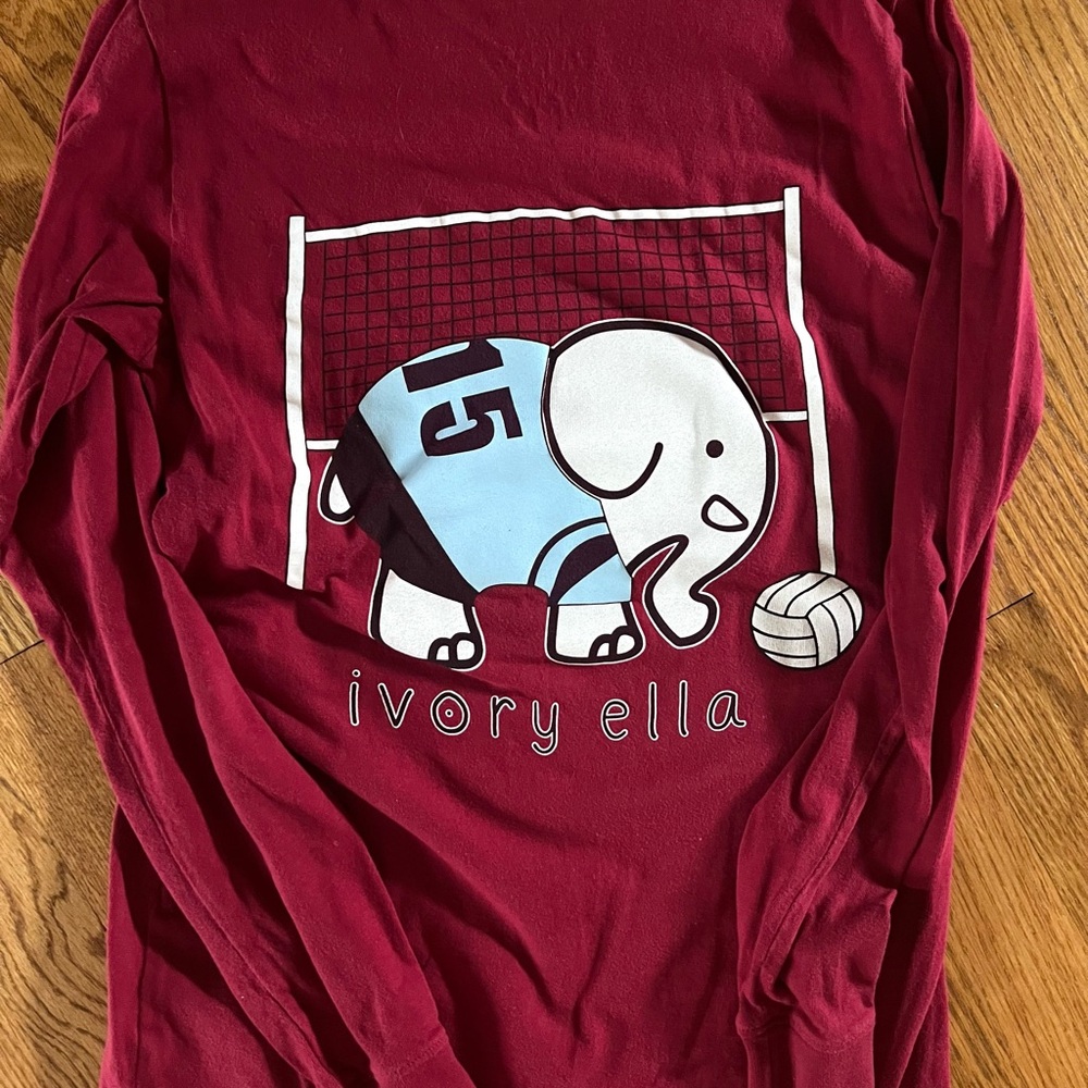 Ivory Ella Maroon Elephant Graphic Tee Womens XS Volleyball